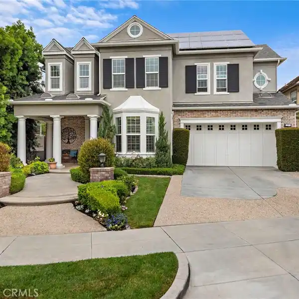 CHARMING COLONIAL STYLE HOME