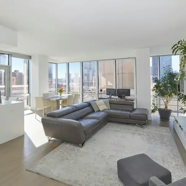 LIGHT-FILLED CORNER APARTMENT AT THE MURANO