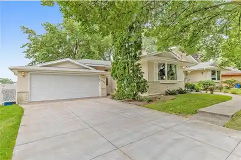 Lakefront Retreat in Prime Location
