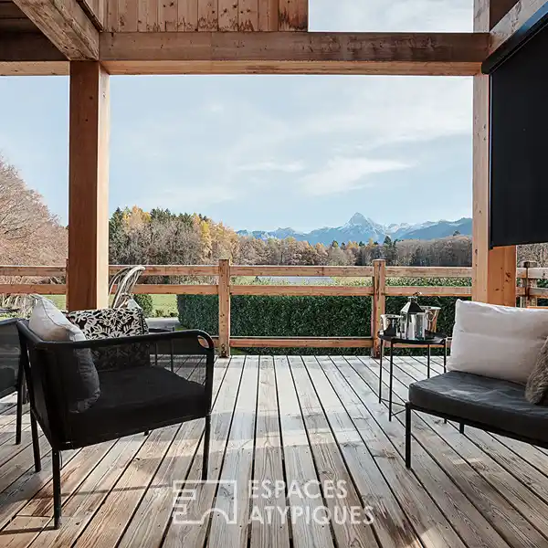 ARCHITECT-DESIGNED CHALET WITH STUNNING MOUNTAIN PANORAMA