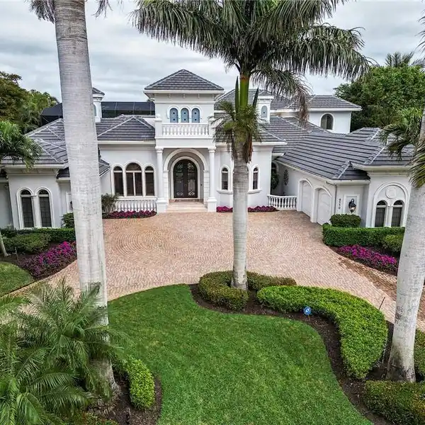 SPECTACULAR HOME IN THE EXCLUSIVE LAKE FOREST NEIGHBORHOOD