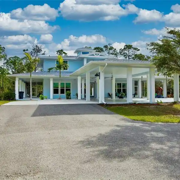 LUXURY MEETS FUNCTIONALITY ON FOUR ACRES