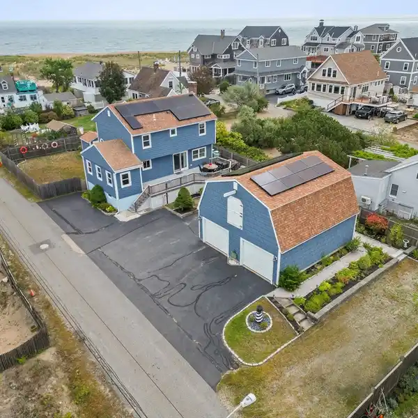 COASTAL CHARM MEETS MODERN CONVENIENCE