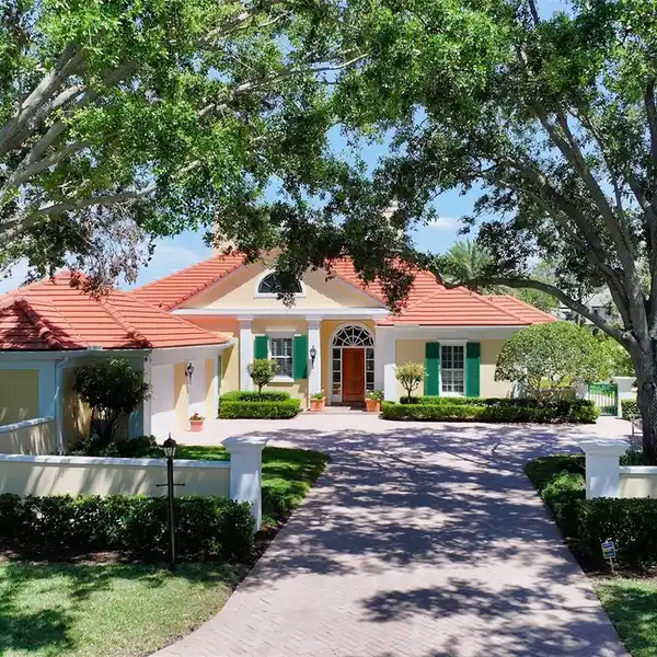 CHARMING GOLF COURSE HOME IN THE OAKS CLUB