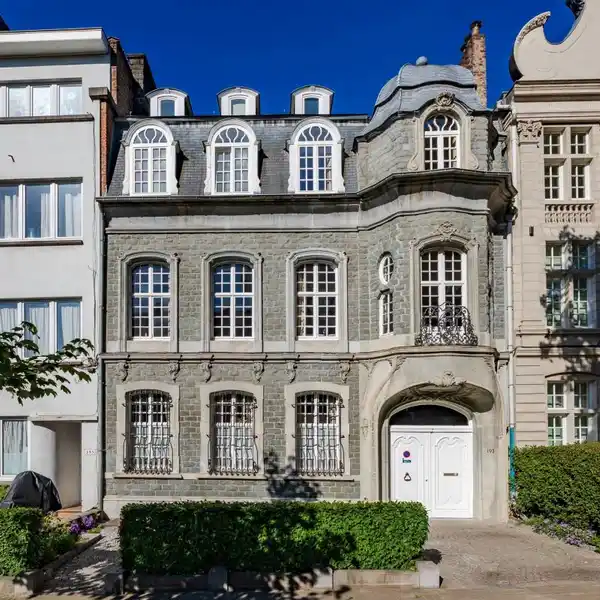 ARCHITECTURAL ELEGANCE MEETS GREEN SERENITY