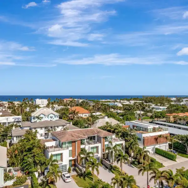 SPECTACULAR RESIDENCE FRAMING OCEAN AND SUNSET VISTAS