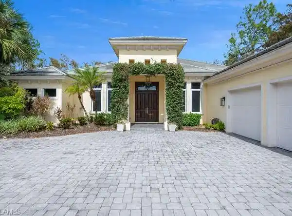 LARGE ESTATE HOME WITH IMMEDIATE GOLF MEMBERSHIP AVAILABILITY