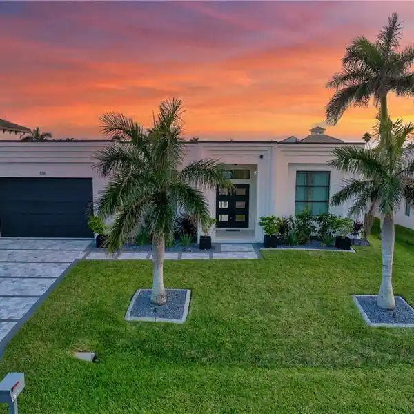 RELAXED COASTAL ELEGANCE WITH MODERN DESIGN