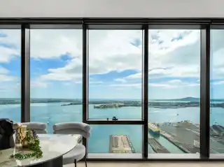 Sky-High Luxury with Panoramic Harbour Views