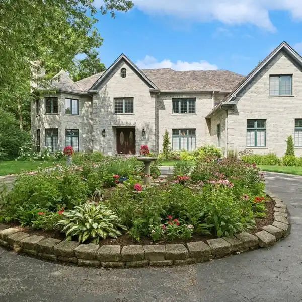 ALL-BRICK ESTATE HOME IN A GORGEOUS CUL-DE-SAC SETTING