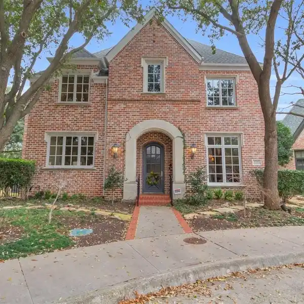 ABSOLUTELY GORGEOUS HOME IN CAMBRIDGE PLACE