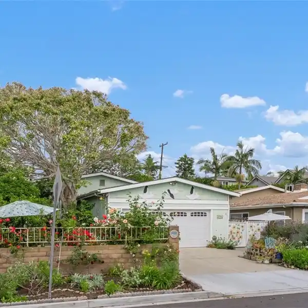 CHARMING COTTAGE STEPS TO PINES PARK