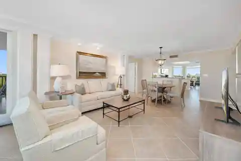 Three Bedroom End Residence in the Newly Updated St. Laurent