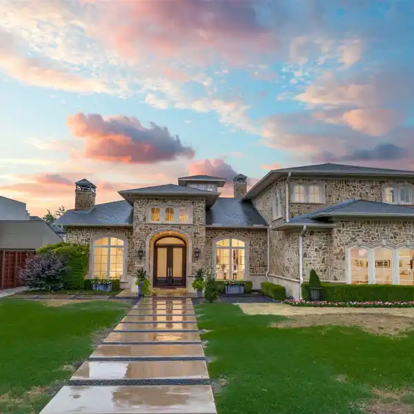 RADIANT LUXURY HOME IN A DESIRED NEIGHBORHOOD