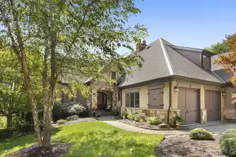 Large Townhome in Popular Enclave