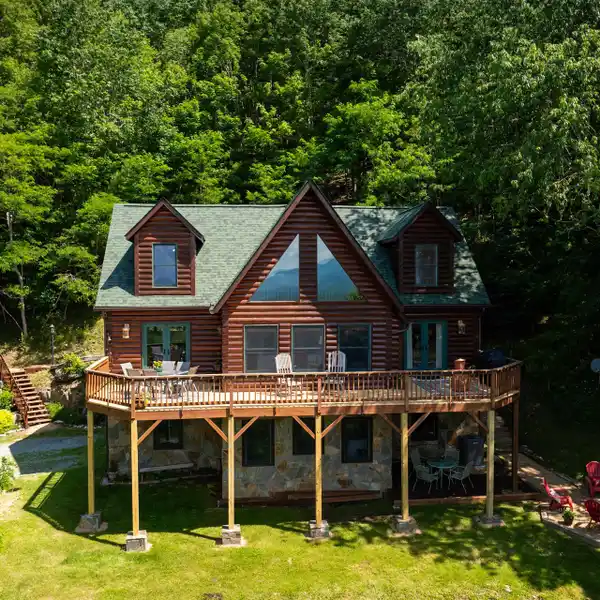 PRIVATE LOG HOME OVERLOOKING GRANDFATHER MOUNTAIN