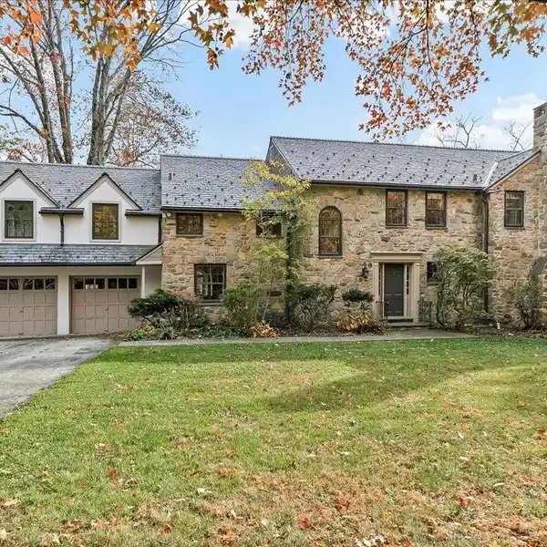 CLASSIC 1950S RESIDENCE SURROUNDED BY CURATED NATURAL BEAUTY