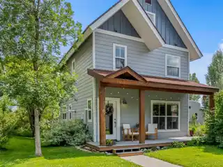 Stylish Steamboat Living Near River