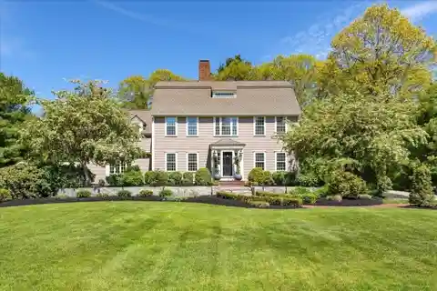 Timeless Colonial in an Executive Neighborhood