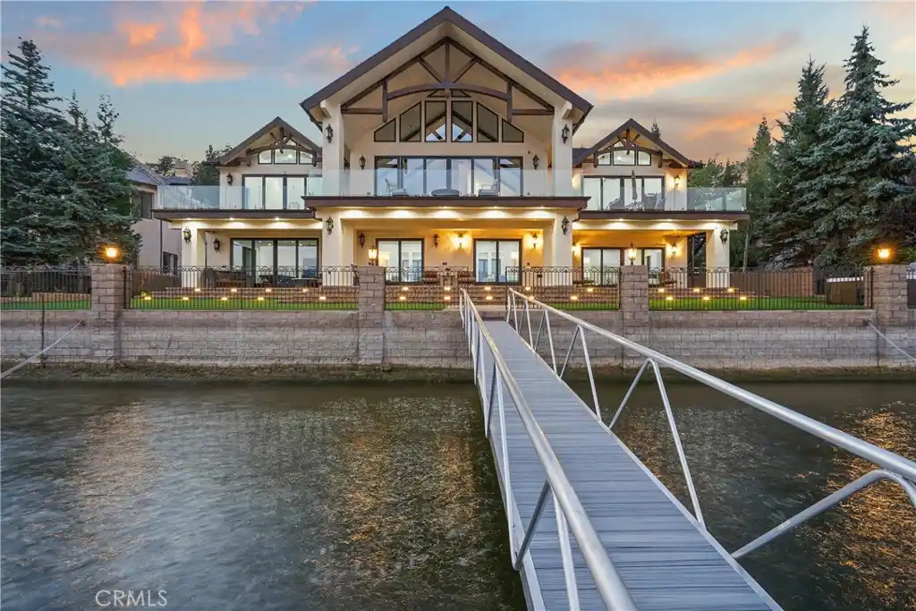Luxurious Modern Lakefront Home