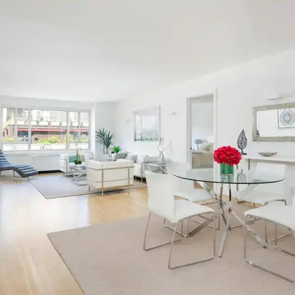 MINT SUN-FLOODED HOME WITH BALCONY