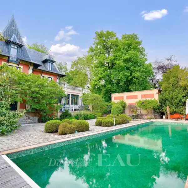 CHARMING HISTORIC HOME WITH MODERN COMFORTS