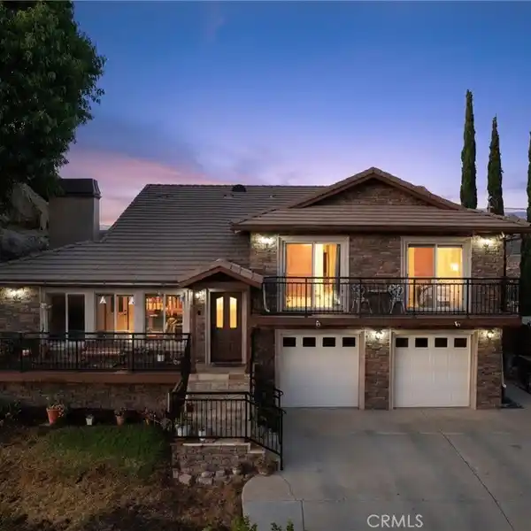 WELCOMING CUSTOM HOME WITH MAGNIFICENT VIEWS