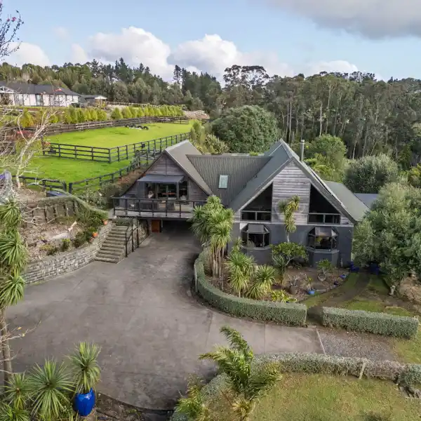 FABULOUS PLASTERED BLOCK AND CEDAR HOME