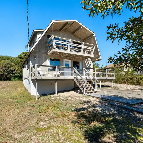 CLASSIC AMAGANSETT DUNES HIDEAWAY STEPS FROM THE OCEAN