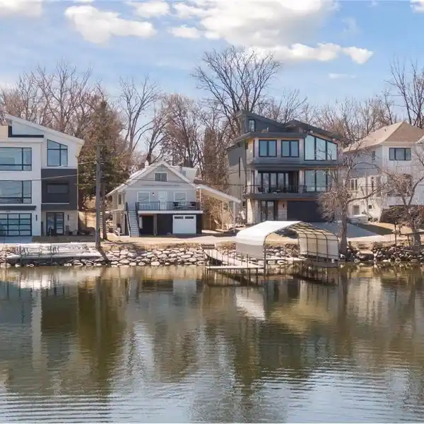 PREMIUM LAKE COTTAGE