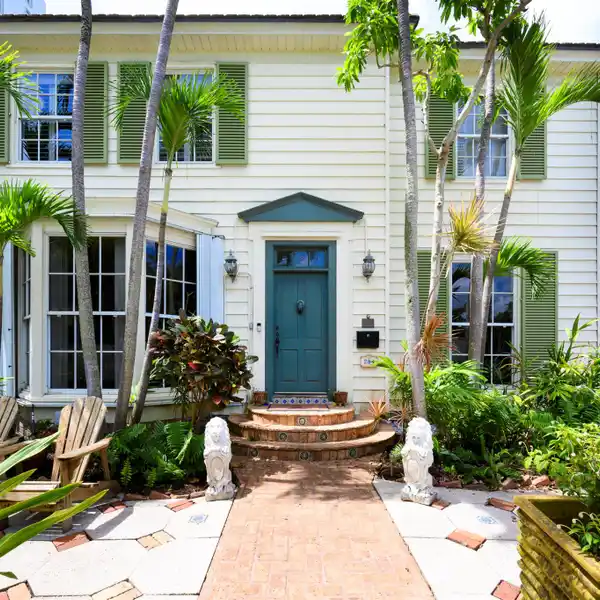 TIMELESS CHARM MEETS COMFORTABLE ELEGANCE