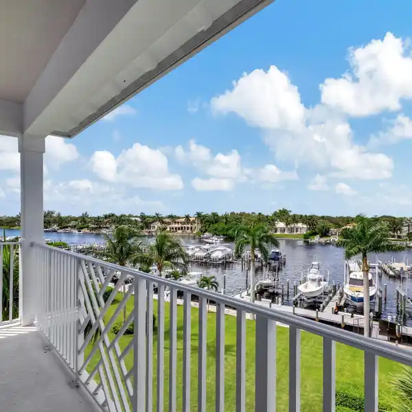 BEAUTIFUL PENTHOUSE OVERLOOKING THE INTRACOASTAL WATERWAY