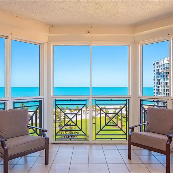 EXCLUSIVE RESIDENCE IN PARK SHORE