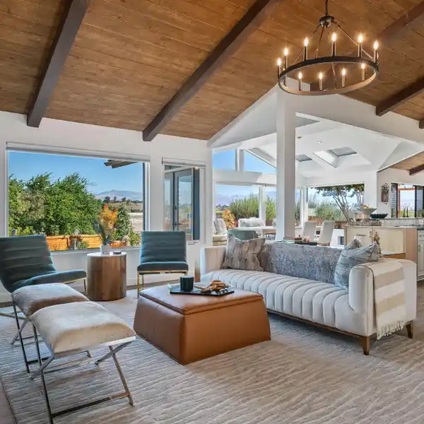 LARGE PICTURE WINDOW HOME WITH SPECTACULAR VIEWS