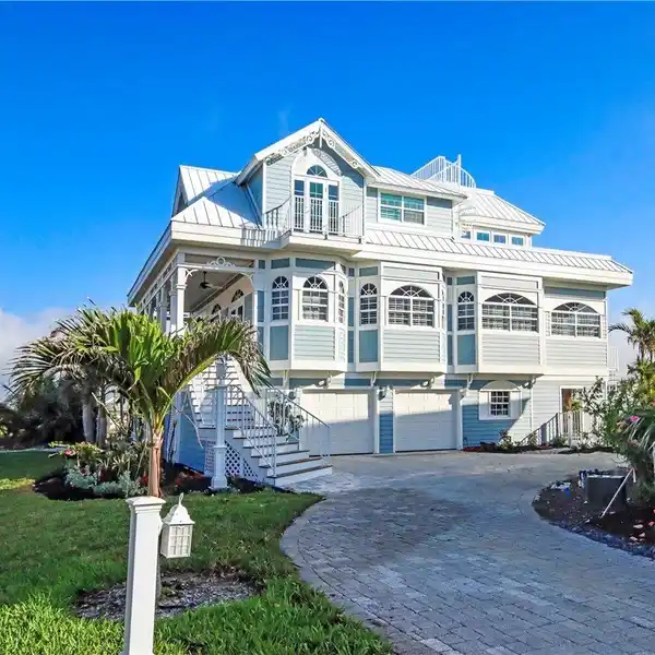 REMODELED HOME IN EXCLUSIVE VICTORIA COVE