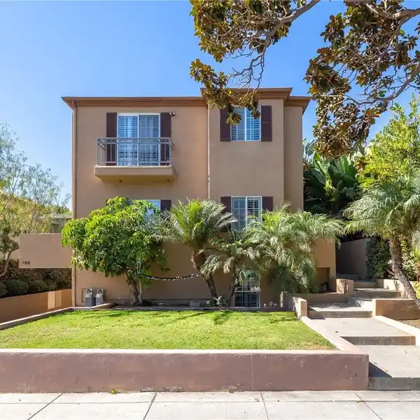 AWESOME TOWNHOME IN A QUAINT FOUR-UNIT COMPLEX