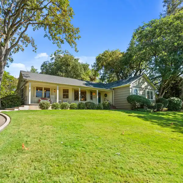 VERSATILE PROPERTY WITH GOLF COURSE FRONTAGE