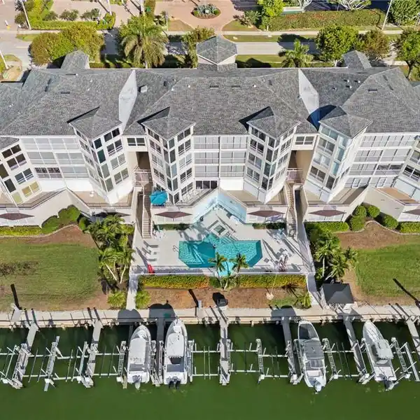 EXCEPTIONAL FOURTH-FLOOR END UNIT