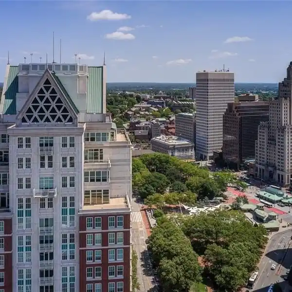 UNSURPASSED UNIT IN FULL-SERVICE BUILDING