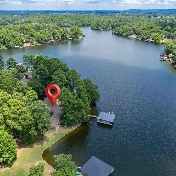 BEAUTIFULLY DESIGNED LAKE RETREAT