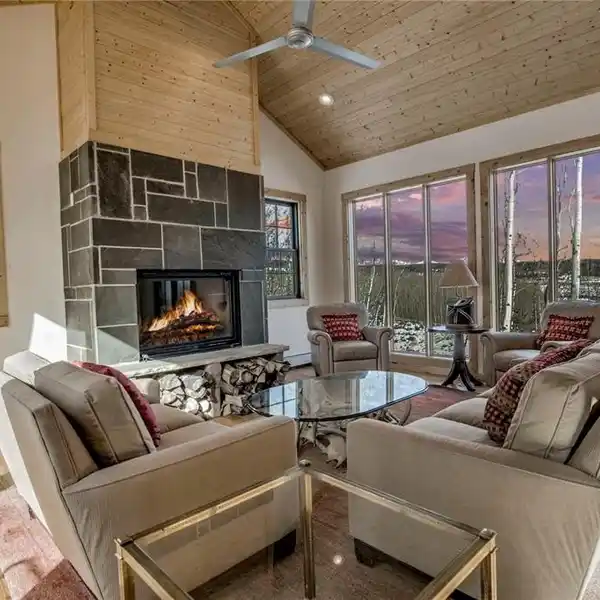 BEAUTIFUL CRAFTSMAN’S RESIDENCE IN WARM SPRINGS