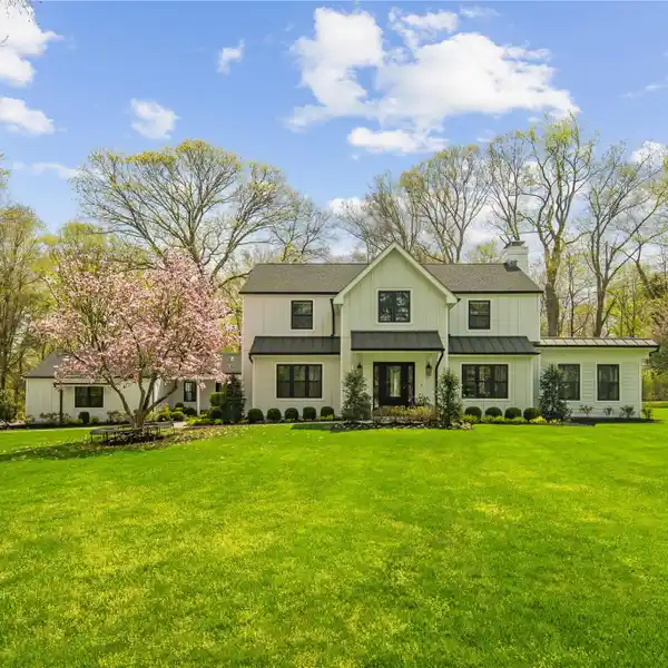 GORGEOUS MODERN FARMHOUSE ON 2.75 ACRES