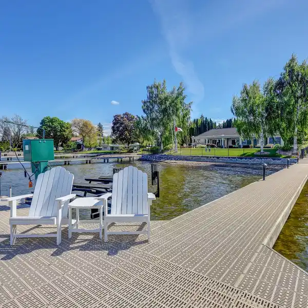 BEAUTIFUL LAKESIDE HAVEN