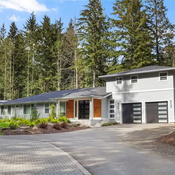 EXQUISITE ESTATE BLENDING SERENITY AND CONVENIENCE