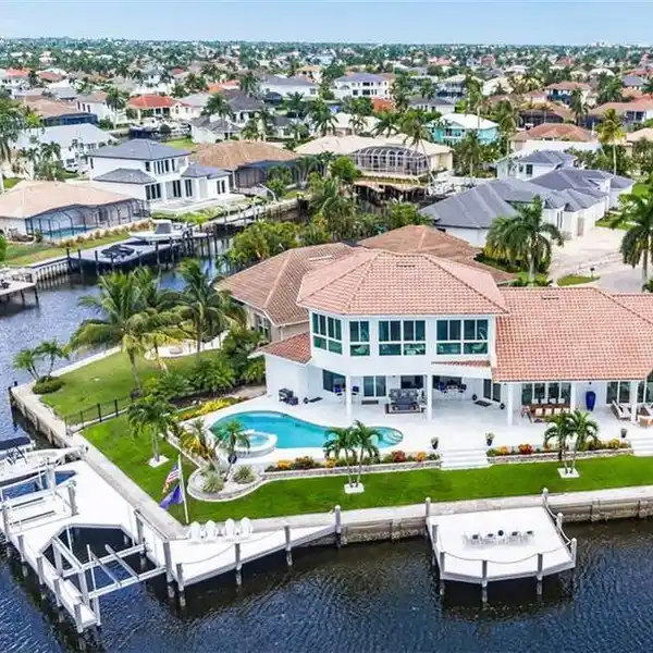 WATERFRONT LUXURY AT ITS PINNACLE
