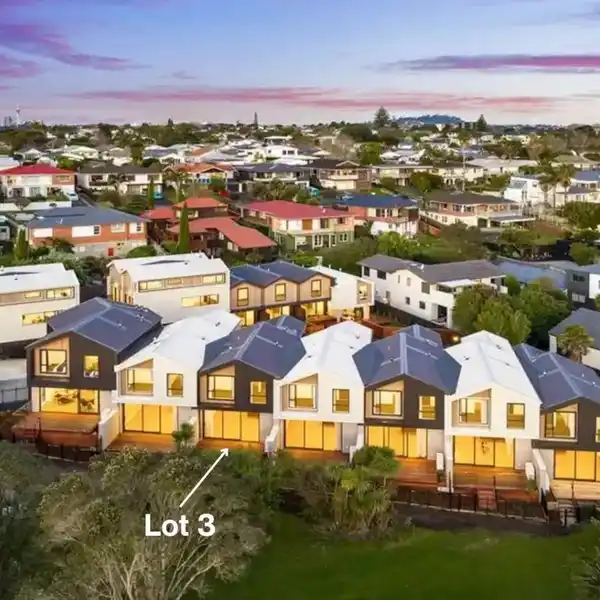 BRAND-NEW TOWNHOUSE IN PRIME COASTAL LOCATION