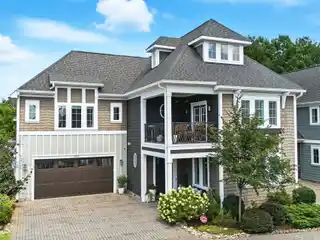 Beautifully Appointed Townhome in Rea View Court