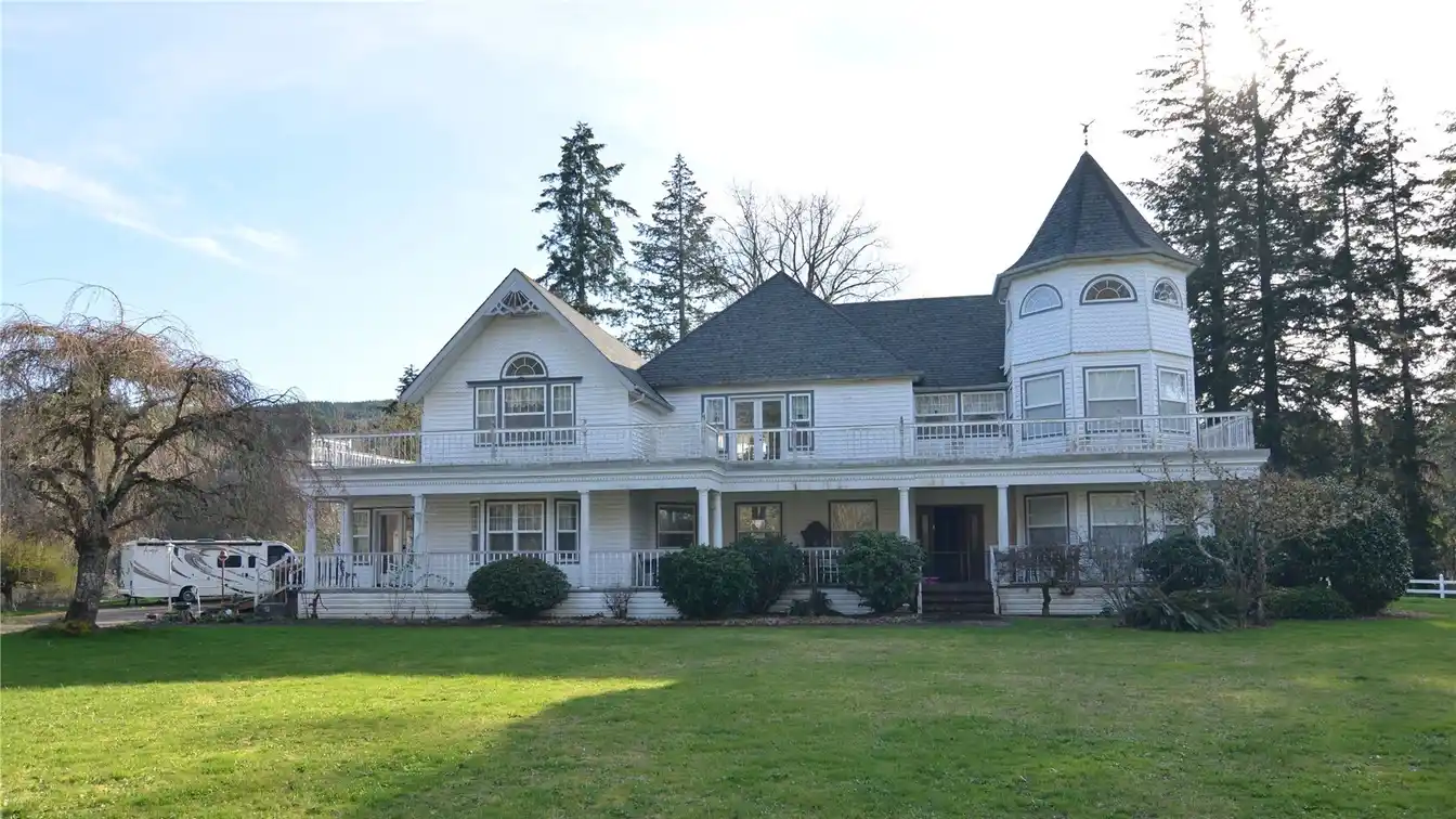 Victorian Estate on 20.55 Waterfront Acres
