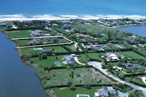 Elegant Southampton Residence with Beautifully Decorated Features