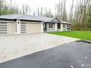 Expansive Rambler with Elegant Design